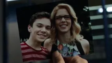 Camiseta roja a rayas usada por William Clayton (Jack Moore) como se ve en Arrow S07E01 "Inmate 4587"