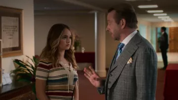 Camisa a rayas usada por Patty Bladell (Debby Ryan) como se ve en Insatiable S01E07