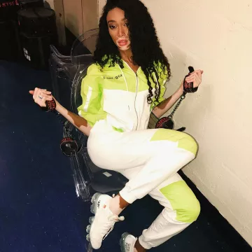 White shoes Nike Air Vapormax Flyknit "off white" made by Winnie Harlow on his account Instagram