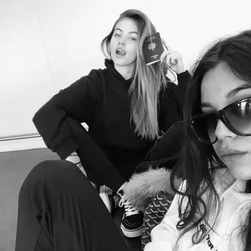 Les baskets noires à damier Vans Sk8-Mid Reissue portées par Thylane Blondeau sur son compte Instagram