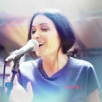 Le T-shirt mauve "Thanks" Sandro de Jenifer pour la promo de Tournées 2019 (sur Instagram)