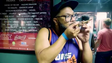 The jersey vintage of the Suns in the video clip DayToday: The Road Knows Best of Wiz Khalifa