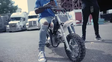 Sneakers grey Jordan 1 Retro High Shadow of the rapper Wiz Khalifa in the video DayToday: The Road Knows Best