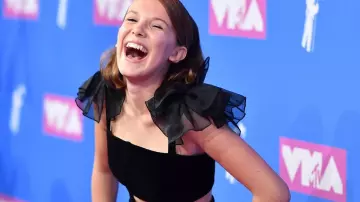 El top negro con pompón Rosie Assoulin usado por Millie Bobby Brown en MTV VMA'S 2018