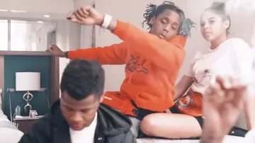 Le sac ceinture rouge Gucci portée dans dans le clip vidéo Lucky
