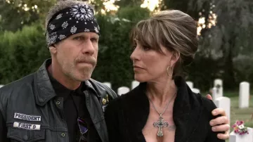 Le bandana noir de Clarence Morrow / Clay (Ron Perlman) dans Sons of Anarchy S01E13