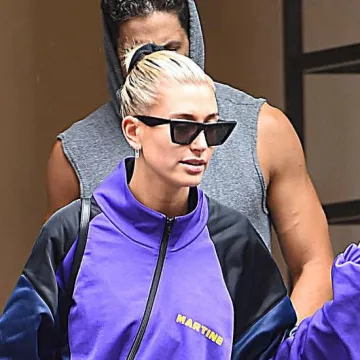 Les lunettes de soleil noires Céline de Hailey Baldwin à la sortie de la boxe à Brooklyn