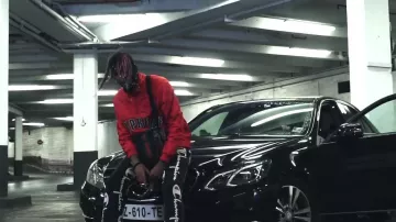 El pantalón negro champion jogging que Youv Dee lleva en su clip Slay