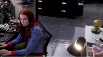 El Funko Pop! por C3PO en el escritorio de Charlie Bradbury (Felicia Day) en Supernatural S08E11