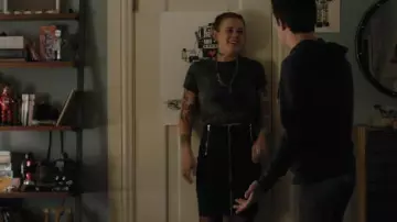 La jupe noire zippée de Skye Miller (Sosie Bacon) dans 13 Reasons Why S02E02