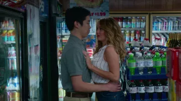 Patricia Bladell/Patty's Striped Sleeveless Blouse (Debby Ryan) en Insaciable S01E01