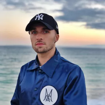 La chemise bleue satinée de Squeezie sur son compte Instagram