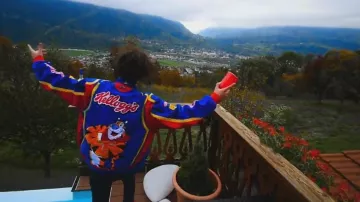The jacket Nascar "Frosties" of Foda in the clip Dom Perignon Columbine Feat. Charles Viscount