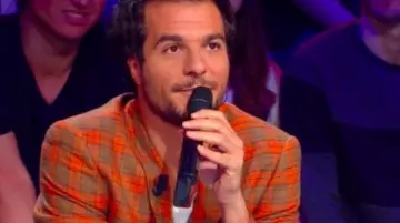 The jacket plaid rust ASOS as worn by Amir in France has an incredible talent