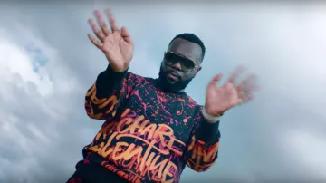 Maître Gims' pull par Richard saint-Valentin comme on le voit dans sa vidéo de musique Lo mismo