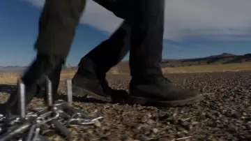 Les bottines noires portées par Marco Salamanca (Luis Moncada) dans Better Call Saul S04E03