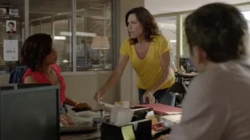 The yellow t-shirt worn by the Commander Leah Soler (Astrid Veillon) in Tandem S01E04