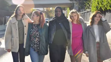Le manteau en fausse-fourrure de Emma Borgès (Philippine Stindel) dans Skam France
