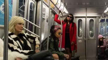 Le manteau rouge d'Amita (Mindy Kaling) dans Ocean's 8