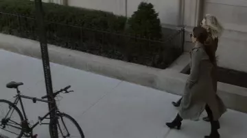 Les bottes noires à talons de Debbie Ocean (Sandra Bullock) dans Oceans’s 8