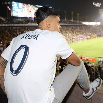 Les Sneakers Nike Lebron X JE Icon Qs portées par Kyle Kuzma sur le compte Instagram @Lakersscene