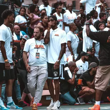 Le 10: la Nike Blazer Mid "BLANC cassé" baskets portées par d'Angelo Rusell sur @brkicks Instagram compte