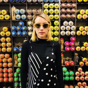 Garrett Leight x Claire Vivier Gafas de sol amarillas usadas por Emma Roberts en Instagram