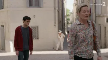 Le sweatshirt à capuche bordeaux de Théo Estrella (Gary Guénaire) dans Un si grand soleil S01E02