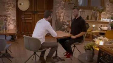 Las zapatillas vans rojas de Garrett, pretendiente de Thomas, en Love is in the Meadow