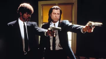 El traje negro de cuello terciopelo Agnès b. de Vincent Vega (John Travolta) en Pulp Fiction