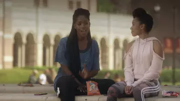 The sweatshirt sleeveless hooded MissGuided worn by Samantha White (Logan Browning ) in " Dear White People S02E01