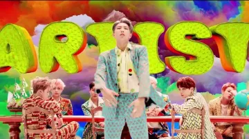 La camiseta verde de lunares Like RM Boys en BTS (방탄소년단) 'IDOL' Official MV