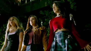 La jupe à carreaux (plaid) de Josie Saltzman (Kaylee Bryant) dans Legacies S01E04