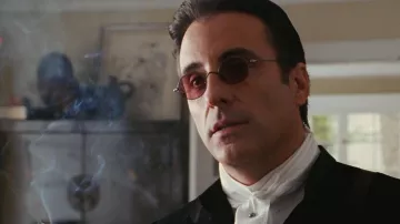 Les lunettes de soleil ovales à verres rouges de Terry Benedict (Andy Garcia) dans Ocean's Twelve