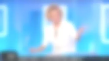 The combination of white printed Carolina Ritzler worn by Caroline Roux in C in the air 29/08/2018