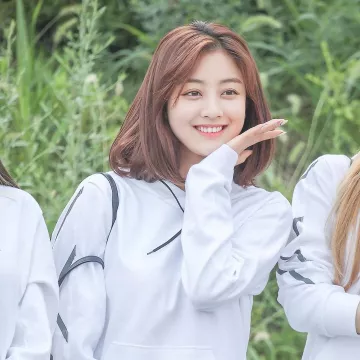 2xu Hoodie worn by JIHYO on her Instagram account @jihyo.twice