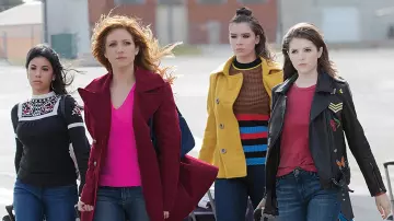 La veste jaune moutarde de Emily (Hailee Steinfeld) dans Pitch Perfect 3