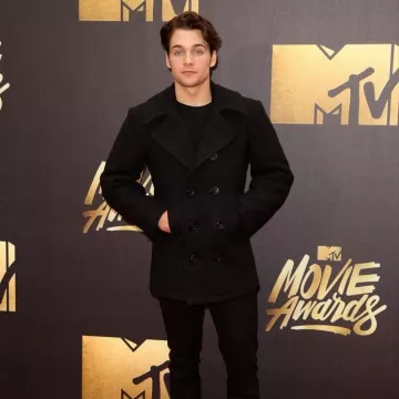 Le caban porté par Dylan Sprayberry lors des MTV Movie Awards 2016