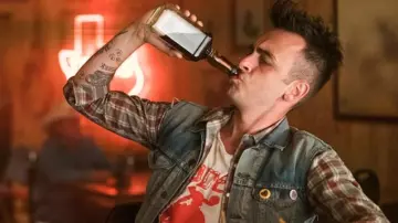 Le badge "Rodeo" de Cassidy (Joseph Gilgun) dans Preacher S01E01