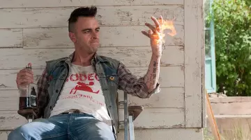 Le badge "Cœur noir" de Cassidy (Joe Gilgun) dans Preacher S01E01