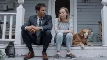 Les chaussures bateau Vans portées par Marcy Warton (MacKenzie Porter) dans Les voyageurs du temps (S01E11)