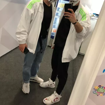 Les Sneakers Nike Air Force 1 Mid '07 /  "supreme" portées par Nicolas Lazaridis sur le compte instagram de @inscopenico