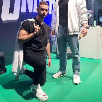 Les Sneakers Nike Air Force 1 Mid '07 / "supreme" portées par Nicolas Lazaridis sur le compte instagram de @inscopenico