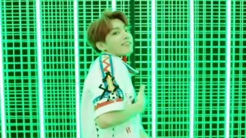 Oversize Jahnkoy jersey worn by Jeon Jungkook in BTS (방탄소년단) 'IDOL' Official MV