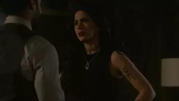 Le collier de Isabelle Lightwood (Emeraude Toubia) dans Shadowhunters : The Mortal Instruments S02E09