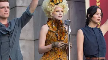 La robe jaune orangée de Effie Trinket (Elizabeth Banks) dans Hunger Games : L'Embrasement