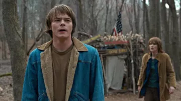 La chaqueta de mezclilla vintage de Jonathan Byers (Charles Heaton) en Strangers Things S01E02