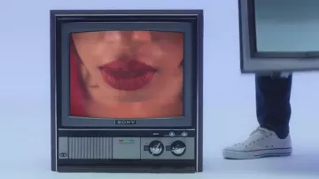 The pair of Converse beige Jazzy Bazz in her video clip Leticia