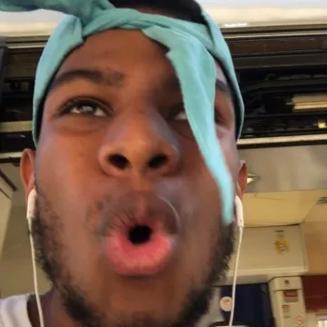 Gorra de pañuelo turquesa de Kader Diaby en la cuenta de Instagram de @kaderdiaby4real