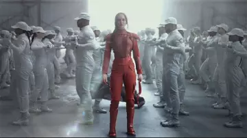 The red armor of Katniss Everdeen (Jennifer Lawrence) in Hunger Games : The Revolt, part 2
